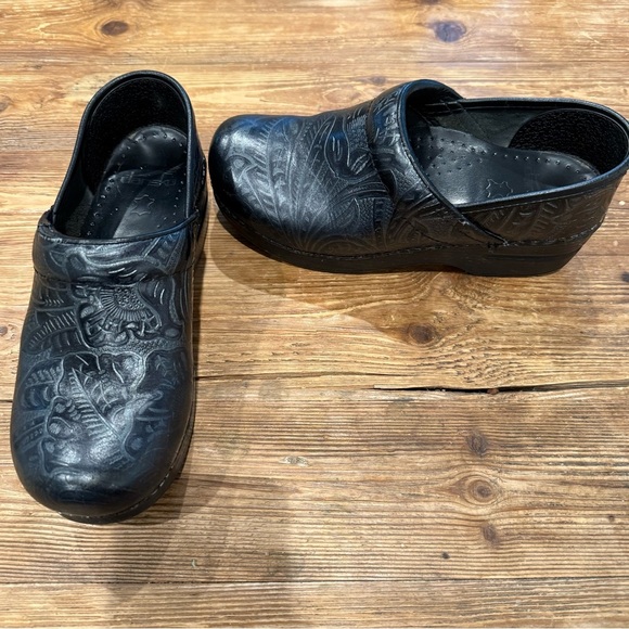 Dansko Professional Black Tooled Clog Mule Leather Women's EU Size 37(6.5-7) EUC - Picture 1 of 10